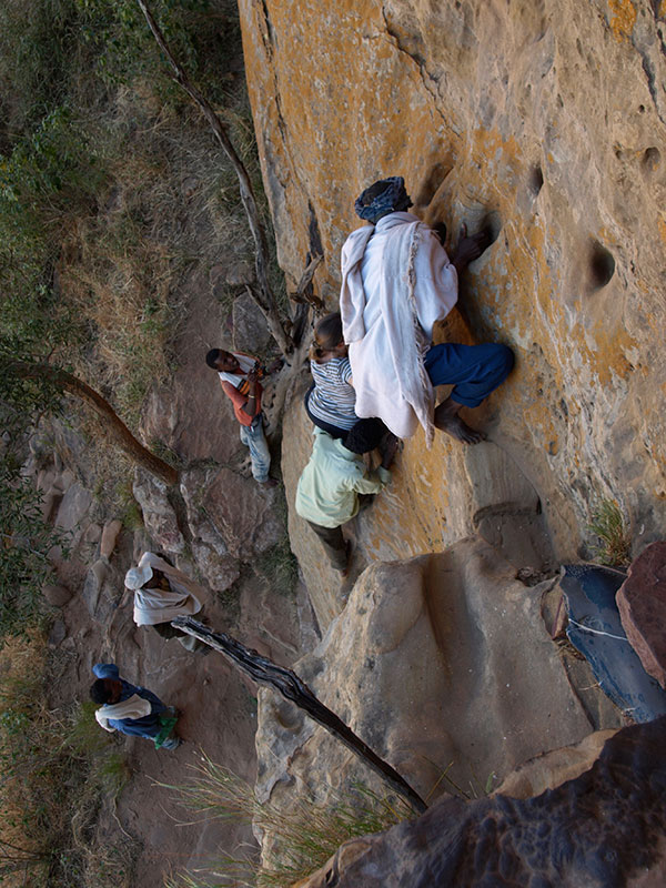 Klettern an steiler Felswand zu Felsenkirche in Hawzien/Äthiopien