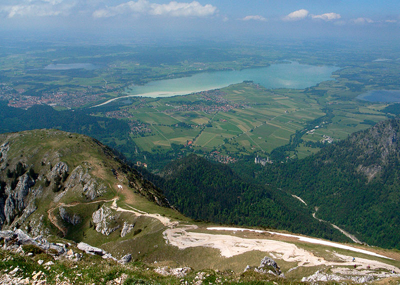 Blick vom Säuling auf Forggensee und Schloß Neuschwanstein