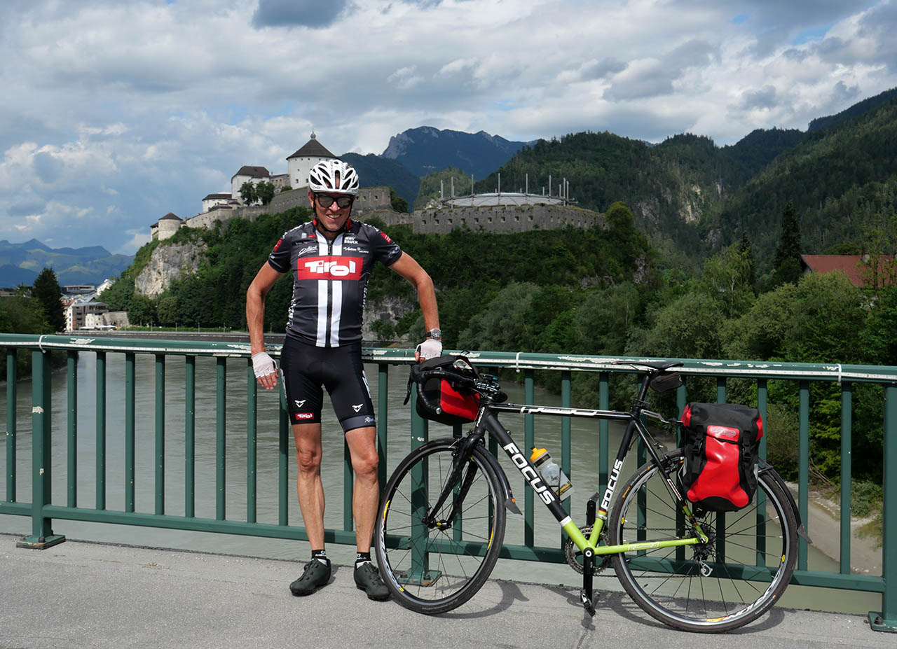 Vor der Feste Kufstein auf der Innbrücke stehend